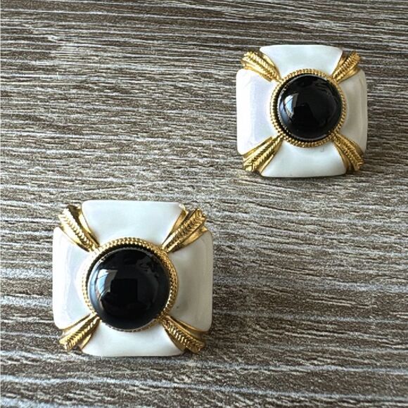 Vintage style white earrings A785 - Picture 1 of 3
